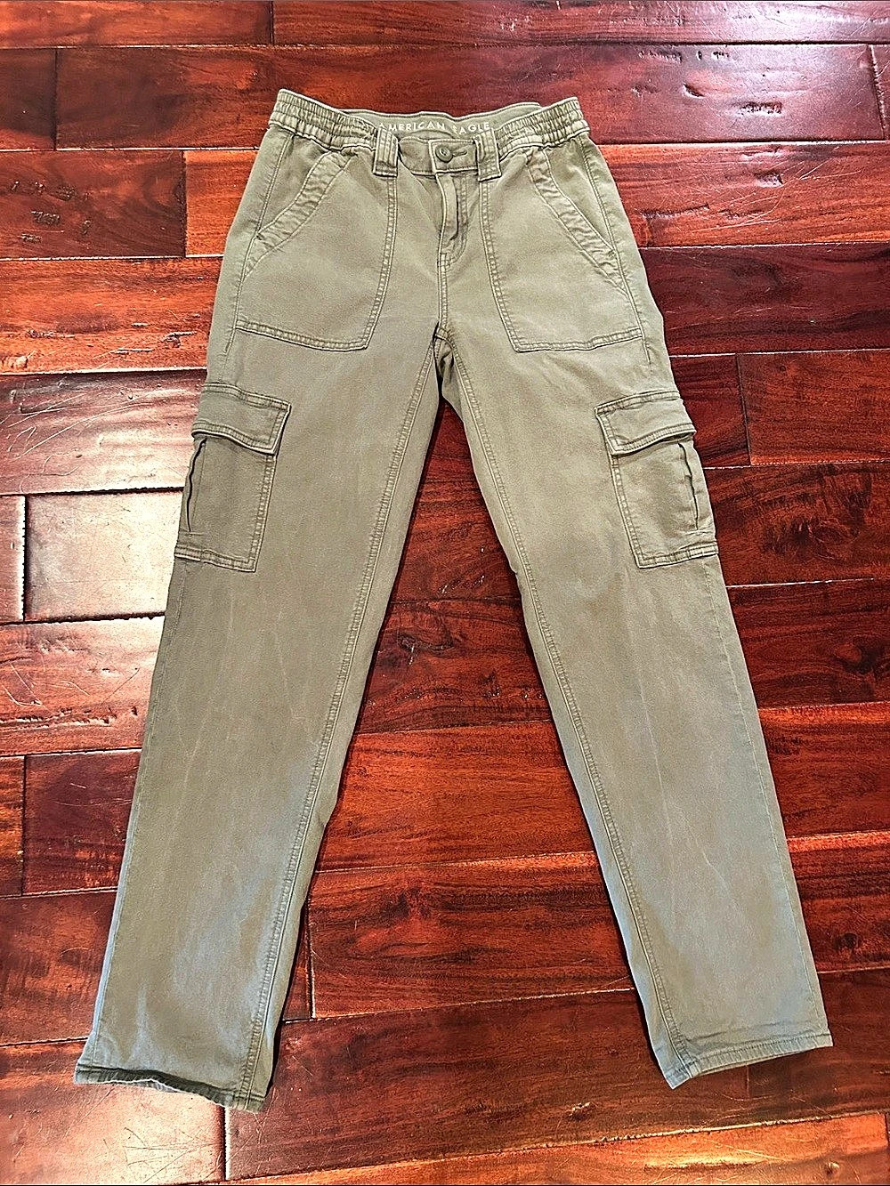 American Eagle Women's straight leg Cargo Pants Size 0. Green
